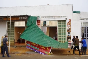 Gia Lai: Hơn chục căn nhà bị lốc làm tốc mái