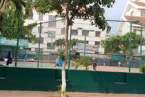 Đắk Lắk: Quảng trường, sân tenis… vẫn đông người