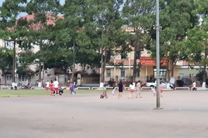 Dừng tụ tập ở quảng trường, hoa viên... để chống COVID-19