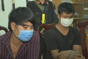 2 thanh niên chạy xe máy không đeo khẩu trang cự cãi cảnh sát