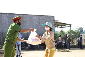 Hơn 120 tấn gạo đến tay người nghèo Đắk Lắk