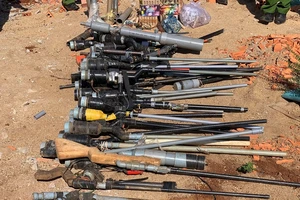 Người dân giao nộp nhiều súng, kiếm, mã tấu cho công an