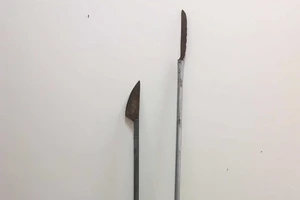  Chơi ma túy, chạy xe chở 3, còn chém cảnh sát