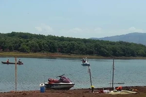 Ra hồ 707 chụp ảnh, một công an mất tích