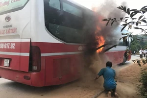 Hàng chục khách thoát khỏi xe giường nằm trước khi xe bốc cháy