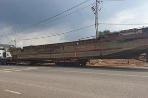 Xe chở thuyền dài 28 m khiến đèo Bảo Lộc ách tắc