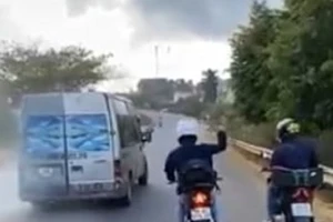 Xác minh clip nhóm phượt liên tiếp ném đá xe khách