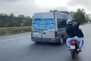 Triệu tập 3 phượt thủ ở Thủ Đức trong clip ném đá xe khách