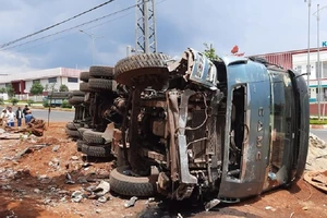 Lật xe đầu kéo, 2 người thoát chết hi hữu