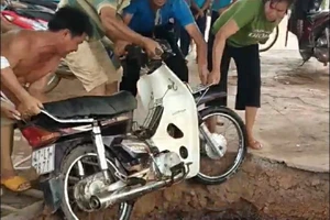 Giếng cũ trong trường bất ngờ 'nuốt chửng' 2 xe máy