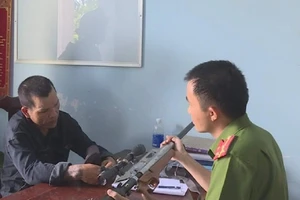 Cảnh sát vây bắt người cầm súng có biểu hiện bất thường