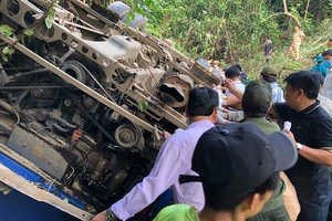 Xe chở 39 khách lao xuống vực, ít nhất 5 người chết