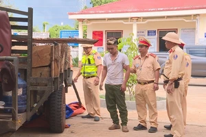 Cảnh sát giao thông nổ súng bắt thanh niên chở gỗ 