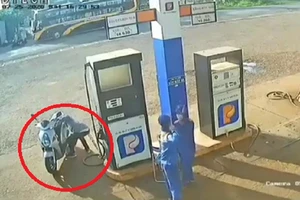 Người đàn ông ‘nhặt’ bọc tiền của nhân viên cây xăng