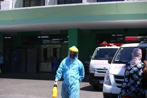 Cách ly 4 người cùng chuyến xe với SV nghi nhiễm COVID-19