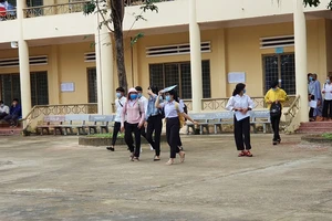 Gia Lai: Yêu cầu tắt loa phường để các em làm bài thi tốt 