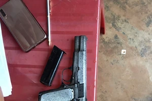 Phát hiện súng quân dụng trong nhà người tàng trữ ma túy