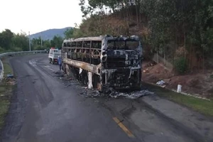 Xe chở 40 người cháy trơ khung lúc rạng sáng