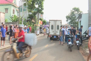 Chơi xóc đĩa bằng phin cà phê và vỏ hạt dưa 