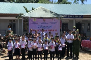 Đắk Nông: Trao hàng trăm suất quà cho học sinh nghèo 