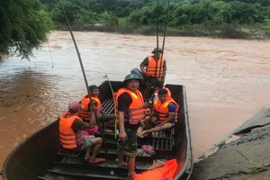 2 cha con bị nước cuốn mất tích