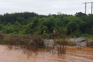 1 phụ nữ bị nước cuốn trôi ở suối Cam Ly