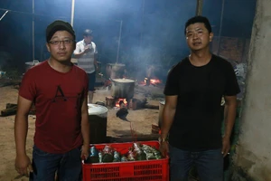 Người dân Đắk Lắk gói bánh tét gửi tặng đồng bào miền Trung 