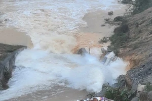 Cầu bị cuốn trôi, lũ dâng, hàng trăm hộ dân bị cô lập