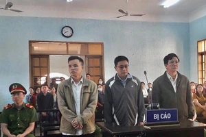 Cựu chủ tịch huyện hầu tòa vì tham ô tài sản