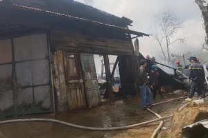 Nhà trọ và xưởng gỗ bị thiêu rụi