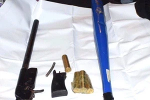 Tài xế tông vào xe CSGT giấu súng, dao trên ô tô