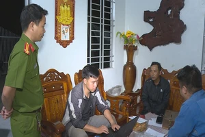 Thuê người cảnh giới để mở sòng bạc trong nhà