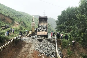 Sụt lún hàng chục mét trên quốc lộ 26, giao thông bị chia cắt