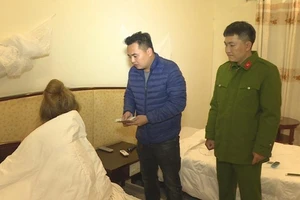 Công an phá đường dây bán dâm theo tour. Ảnh: AĐ
