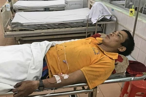 3 người trong gia đình nhập viện nghi do bị trúng đạn