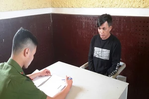 Bắt trai Tây 'dỏm' lừa tiền bằng chiêu nhận quà từ nước ngoài