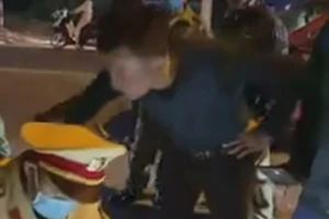 Ông L. có lời lẽ thiếu chuẩn mực với lực lượng chức năng. Ảnh cắt từ clip