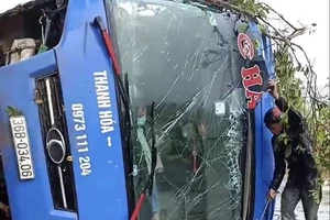 Hiện trường vụ lật xe khách. Ảnh KC