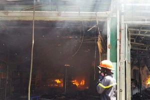 Vụ hỏa hoạn khiến nhiều ki-ốt bị thiêu rụi. Ảnh: YT