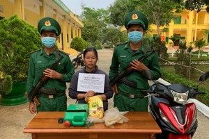 Người phụ nữ giấu 1kg ma túy trong can nhựa