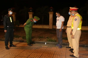 Lực lượng chức năng kiểm tra người tham gia giao thông khi có dấu hiệu nghi vấn về sử dụng bia rượu, ma túy khi lái xe. Ảnh: HT