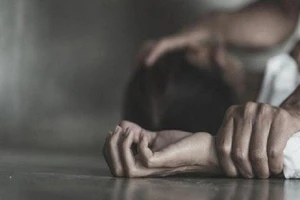 Khởi tố kẻ vào phòng dâm ô bé gái 7 tuổi