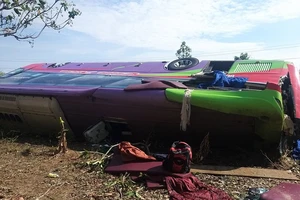 Hiện trường vụ lật xe. Ảnh: AĐ