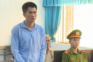 Ngồi tù vì mua hàng bằng tiền giả