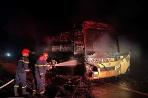 Xe khách giường nằm cháy rụi lúc rạng sáng