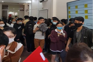 Bất chấp lệnh cấm, cơ sở dạy thêm vẫn đón hàng trăm học sinh