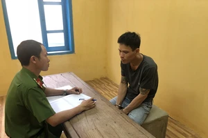 Dọa đốt cháu ruột vì nghi bị gắn định vị vào xe 