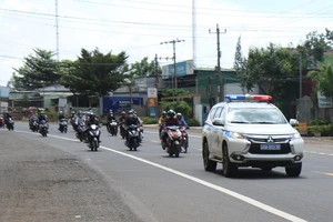 CSGT dẫn đường cho người dân từ vùng dịch về các tỉnhTây Nguyên cách ly