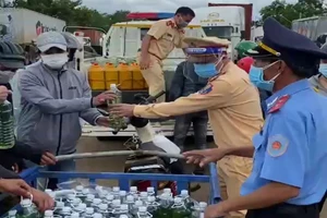 Cảnh sát phát xăng, nhu yếu phẩm miễn phí cho hàng trăm người đi đường