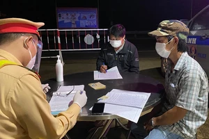 Trốn trong thùng xe tải để tránh chốt kiểm dịch COVID